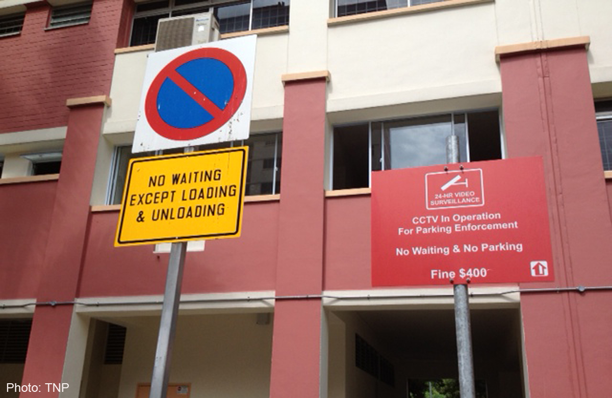 No waiting except loading and unloading - road sign