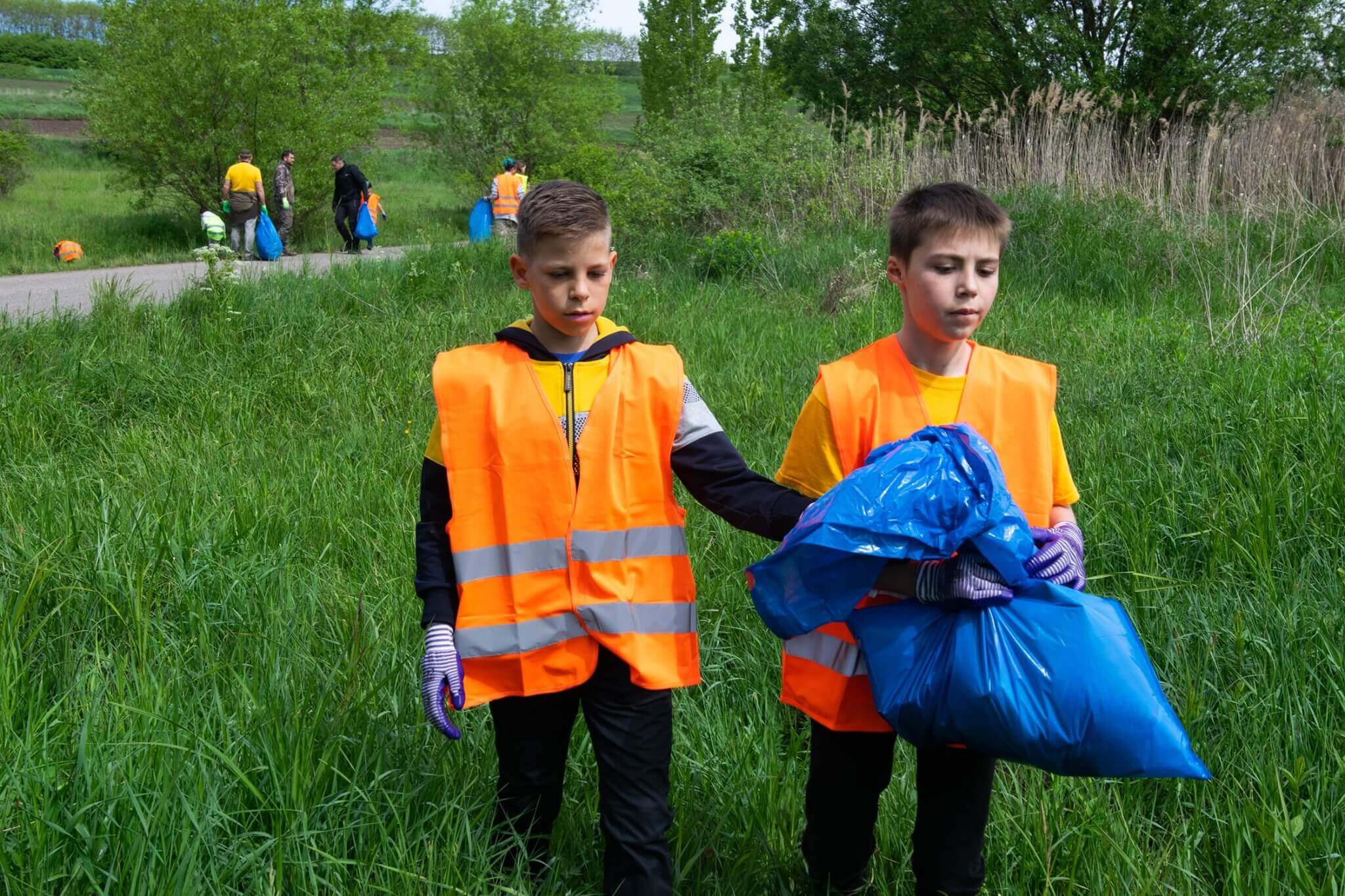 Kids cleaning up Fanete Seculare Ponoare