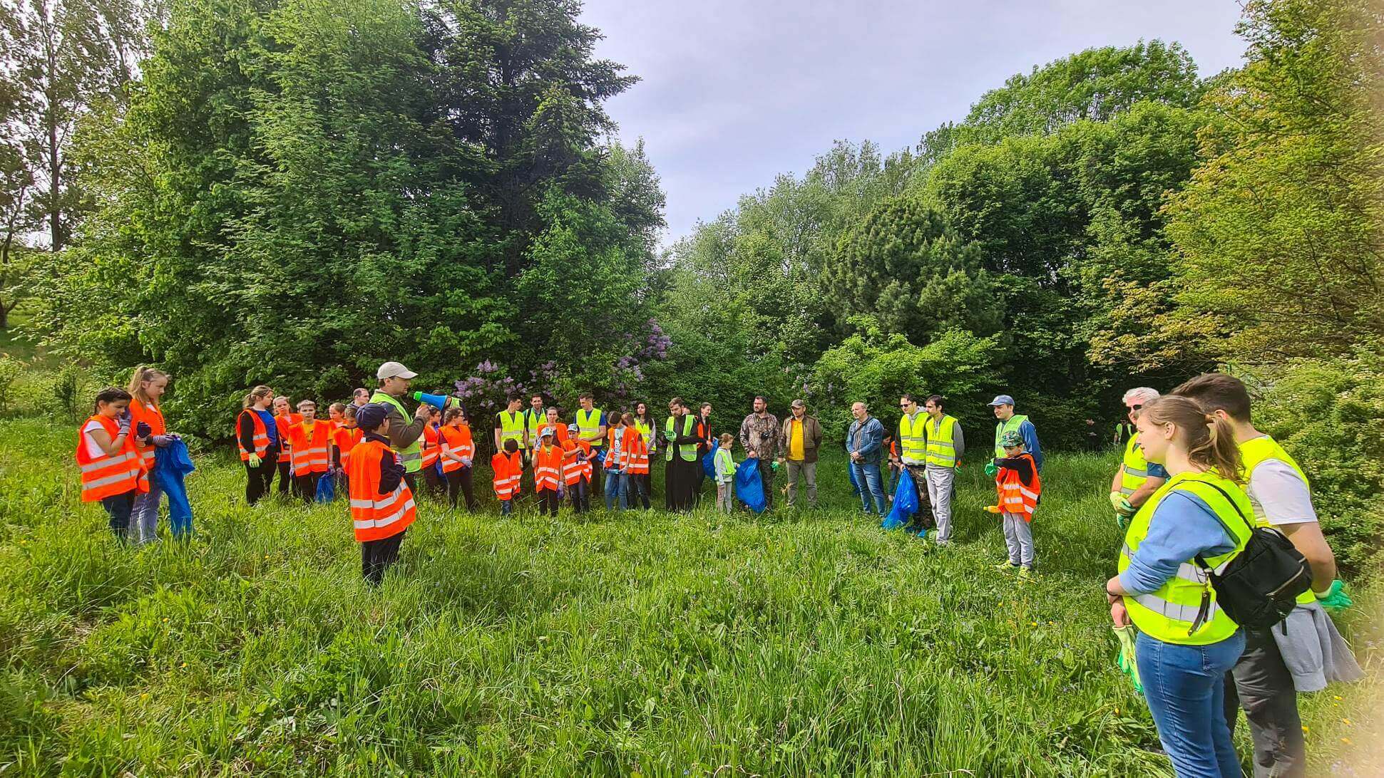 ASSIST Software Colleagues cleaning Fanate Seculare Ponoare with partners