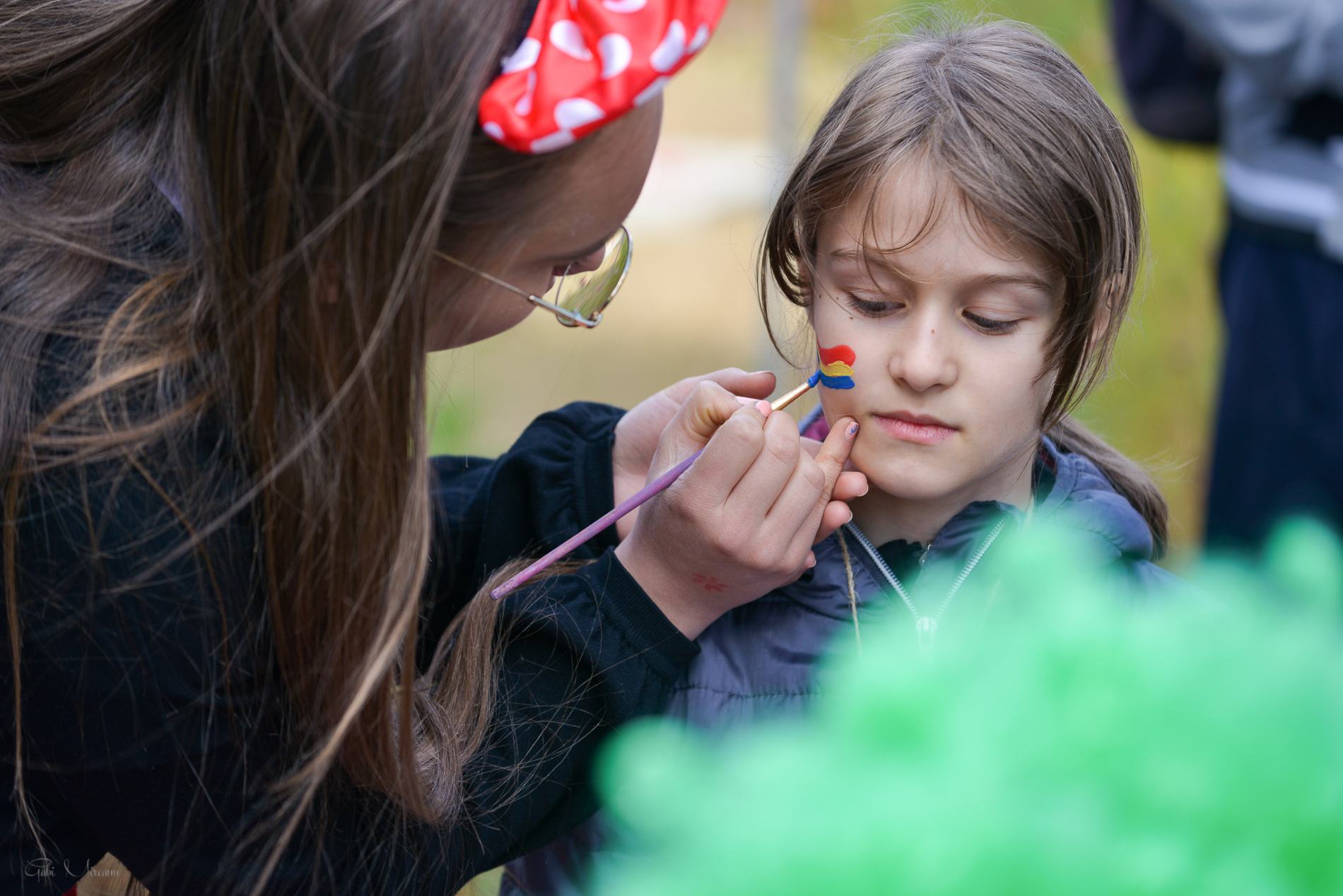 Minnie Mouse face painting a girl at ASSIST Software stand - Suceava Marathon