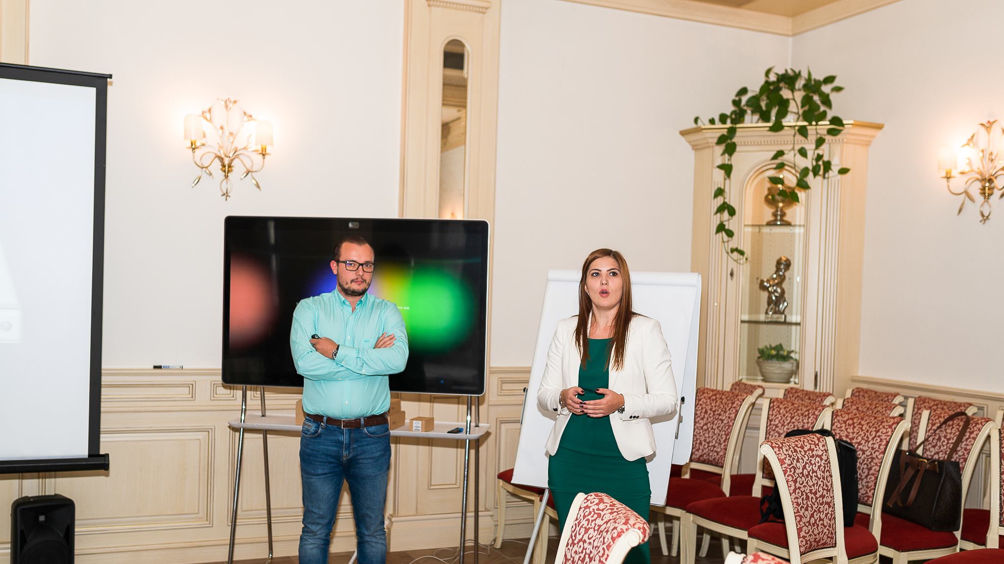 Cisco representatives exaplaining the latest IT technologies at Connect Bucovina event powered by CISCO and ASSIST Software